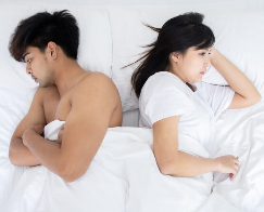 Ejakulasi dini merupakan salah satu masalah seksual yang cukup sering dialami pria. Sayangnya, masih banyak yang menganggap kondisi ini sebagai hal yang memalukan sehingga memilih diam dan tidak mencari pertolongan. Padahal, ejakulasi dini dapat memengaruhi kepercayaan diri, hubungan dengan pasangan, hingga kualitas hidup seseorang. Semakin cepat tanda-tandanya dikenali, semakin besar peluang untuk mendapatkan penanganan yang tepat.