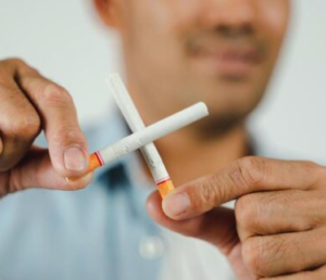 Banyak orang mengetahui bahwa merokok dapat meningkatkan risiko impotensi. Hal ini karena zat-zat berbahaya dalam rokok dapat merusak pembuluh darah sehingga aliran darah ke penis menjadi terganggu.