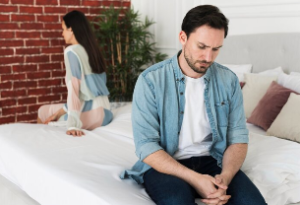 Banyak orang bertanya apakah ada ciri-ciri penis yang menunjukkan suami sering berhubungan seksual dengan orang lain. Secara medis, tidak ada bentuk atau perubahan pada penis yang dapat membuktikan hal tersebut.
Namun, jika seseorang sering berganti pasangan dan berhubungan seksual tanpa pengaman, risiko terkena infeksi menular seksual (IMS) akan meningkat. Bila terinfeksi, dapat muncul berbagai gejala pada area penis.
