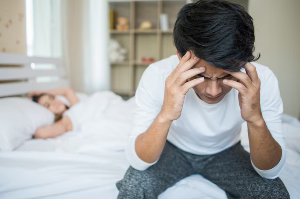 Apakah impotensi menyebabkan mandul? Ketahui perbedaan impotensi dan infertilitas, penyebab, serta cara meningkatkan peluang memiliki anak.