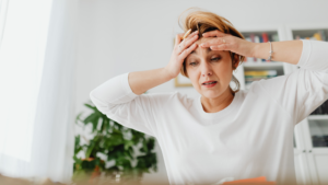 Menopause menurunkan gairah seksual merupakan kondisi yang umum dialami oleh wanita seiring bertambahnya usia. Pada masa ini, tubuh mengalami penurunan produksi hormon,