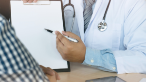 Ilustrasi dokter menjelaskan penyebab pria lemah syahwat selain umur kepada pasien.